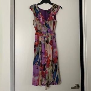 Beautiful floral dress! Size 6. In the excellent condition!